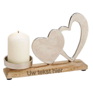Beeldje met kandelaar en metalen hart